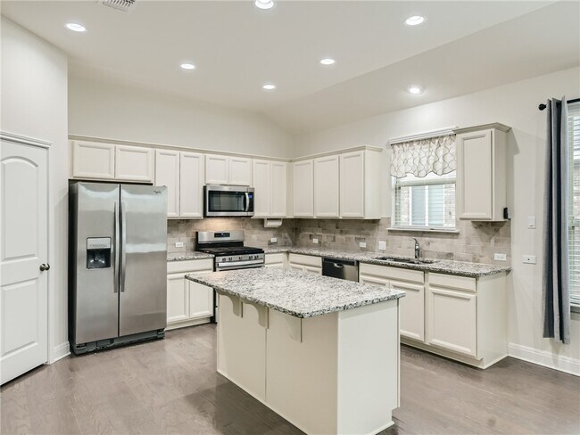 Building Photo - 1005 McCormick Cv
