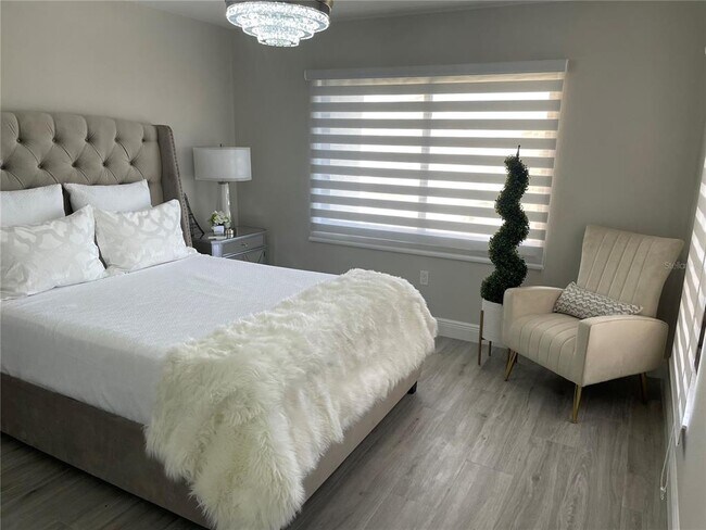 Building Photo - 126 1st St E