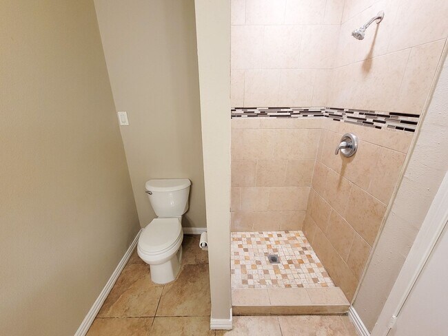 Building Photo - BEAUTIFUL 3 BEDROOM 2 BATH UPDATED HOME WITH TILE THROUGHOUT. GRANITE COUNTERTOPS WITH TILE FLOOR...