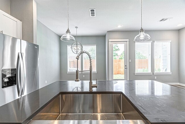 Building Photo - 6725 Parker Oaks Ln