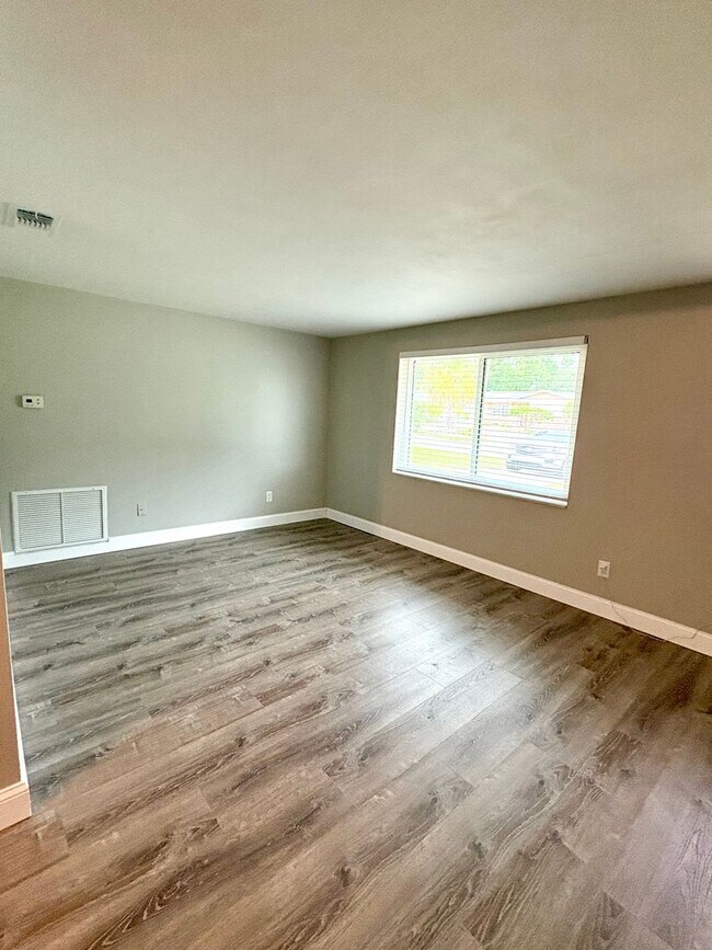 Building Photo - Fully Remodeled Beautiful Home with Bonus ...