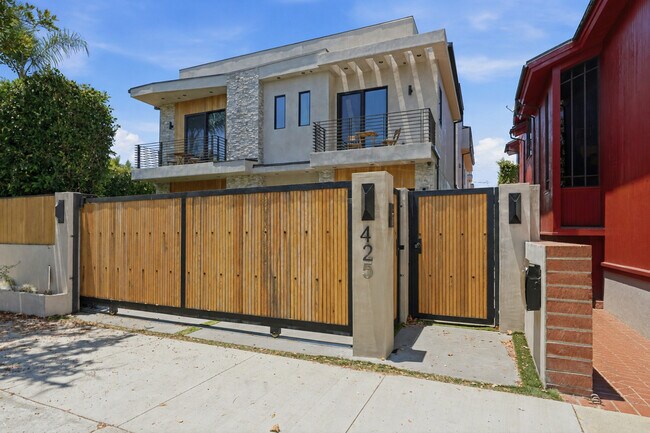 Building Photo - 425 N Alfred St