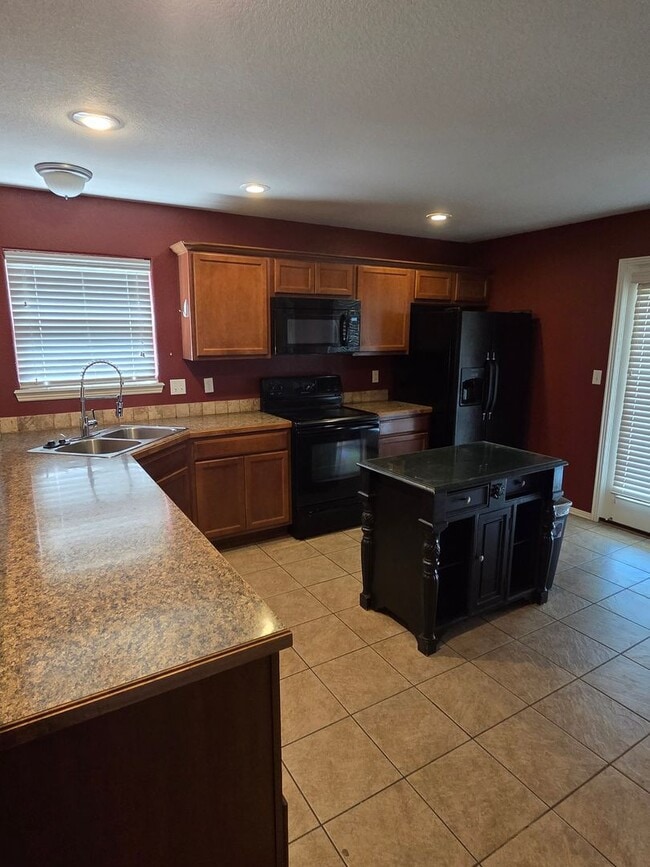 Building Photo - MUST SEE CHARMING HOME!