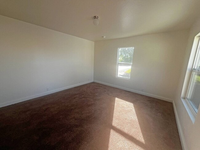 Building Photo - 21100 State St