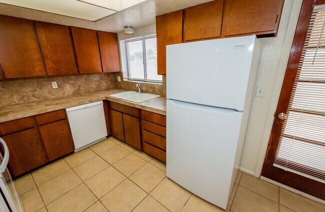 Building Photo - Charming Cul De Sac Home with Fireplace, Central A/C & Garage!