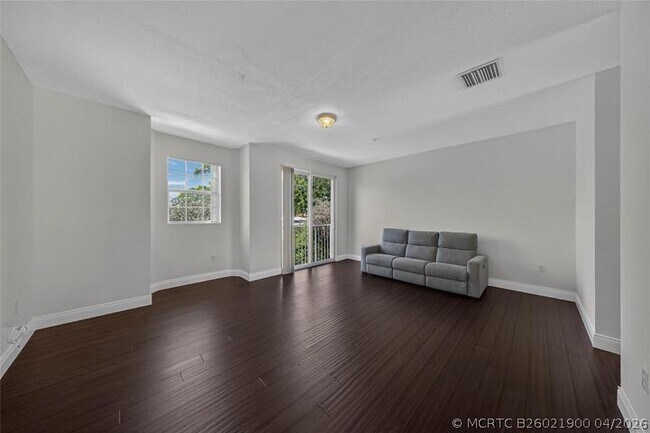 Building Photo - 2725 NE 8th Ave