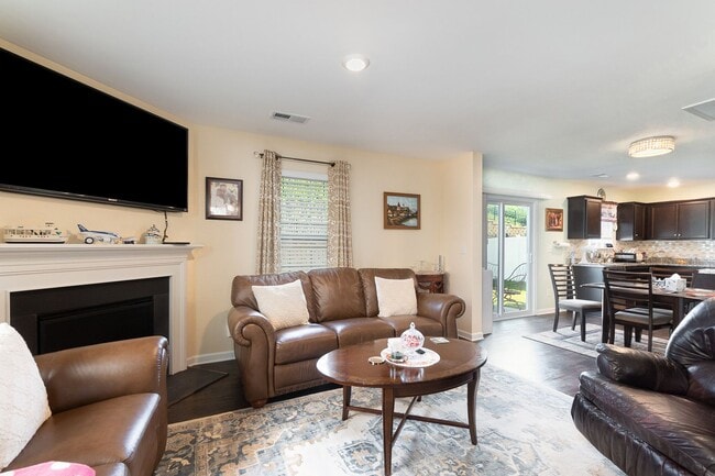 Building Photo - MOVE-IN READY!