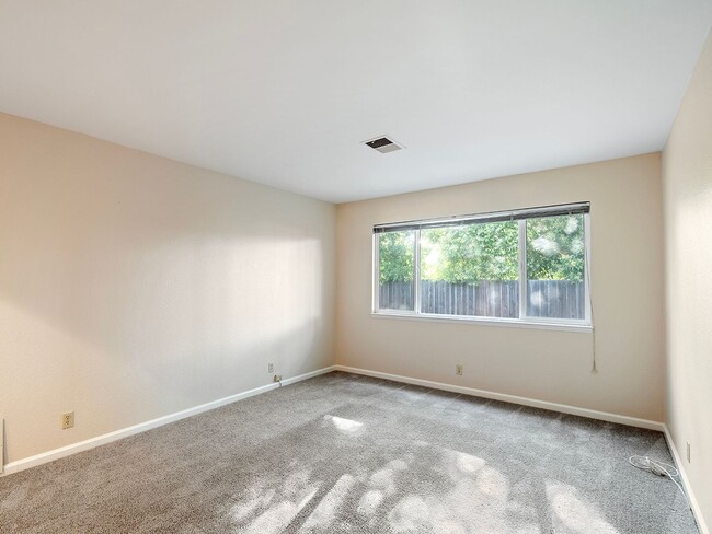 Building Photo - Single Level Ranch Home In Desirable Clayt...