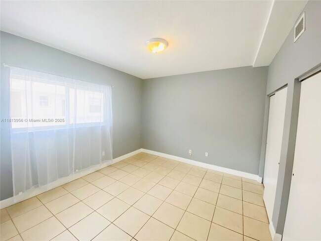 Building Photo - 1185 Marseille Dr