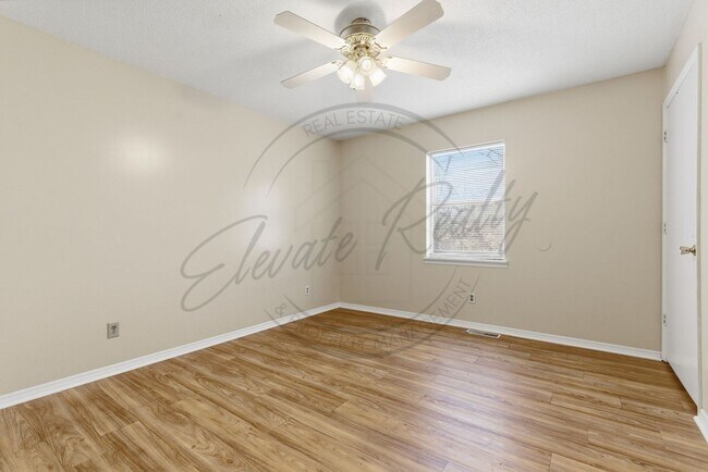 Building Photo - Spring Special: Charming 2 Bed / 1.5 Bath Townhouse in Cookeville