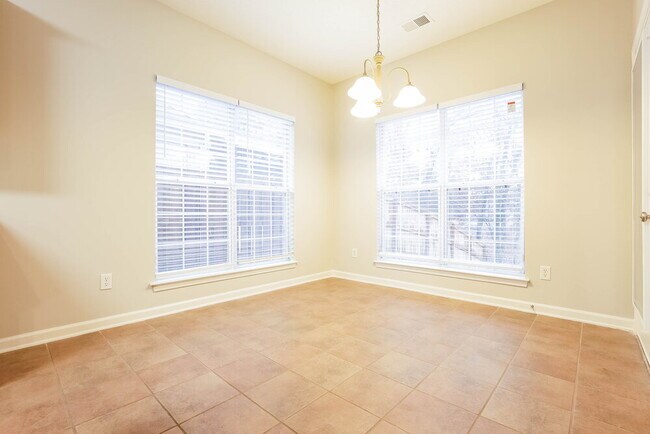 Building Photo - 735 Classic Dr S