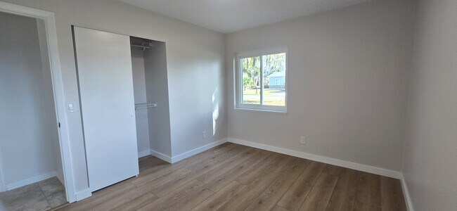 Building Photo - 802 W 17th St