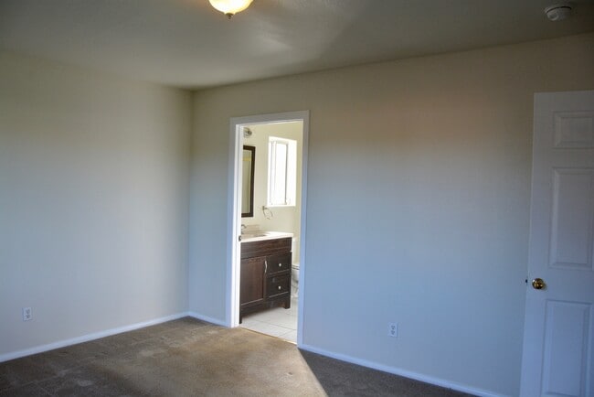 Building Photo - 548 N Windsor Blvd