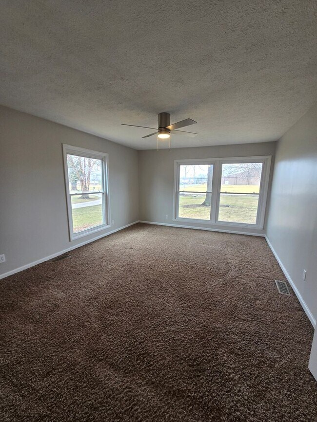 Building Photo - Southport Three Bedroom Home Near US 31 & Stop 12 Rd