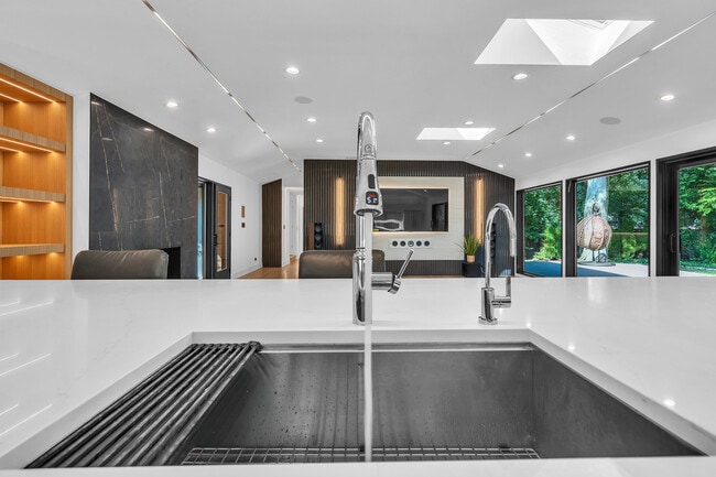 Building Photo - 623 Echo Ln