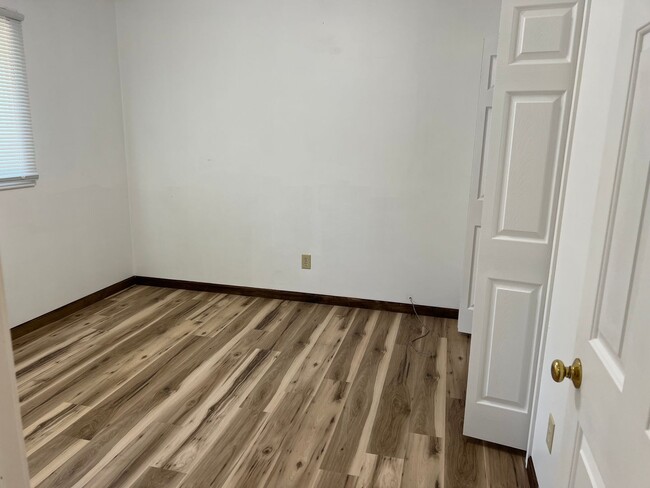 Building Photo - 4 Bedroom, 1.5 Bathroom Duplex on Blooming...