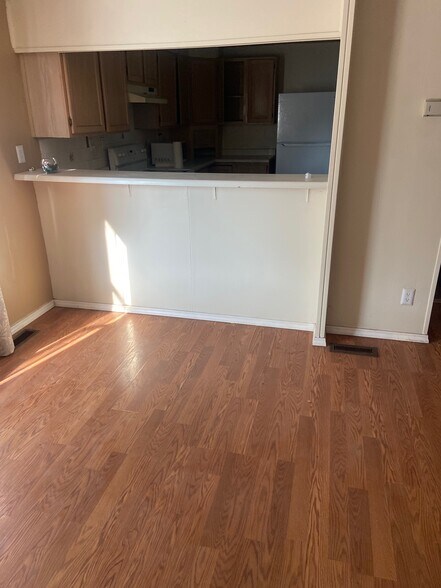 dining area/kitchen - 1021 Wiley Ave