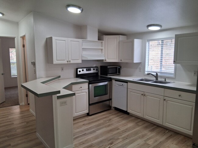 Building Photo - Peaceful Country Home