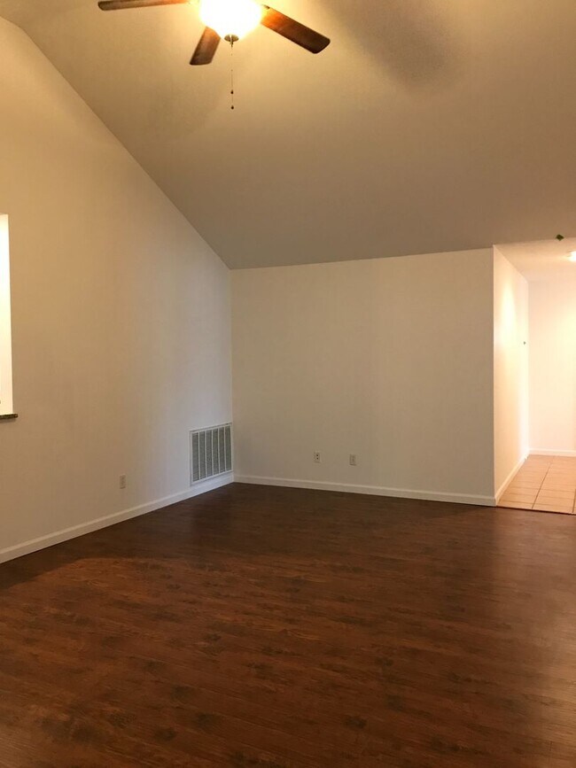 Building Photo - Wonderful 3 Bedroom 2 Bath Ranch