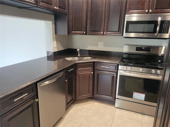 Building Photo - 1308 Pine Ridge Cir E