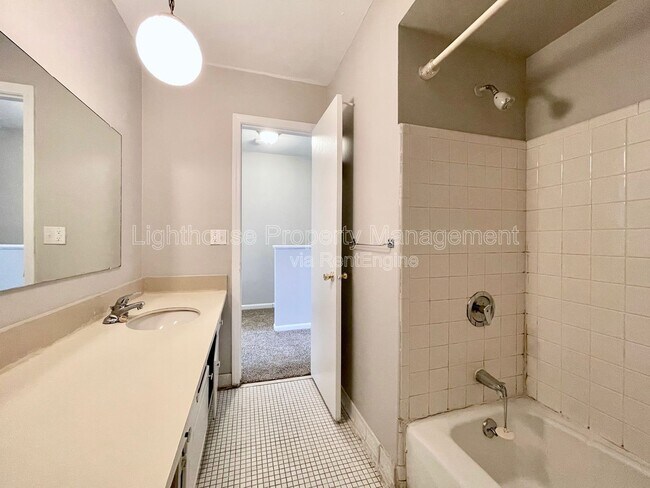 Building Photo - 2855 Taft Ave SW