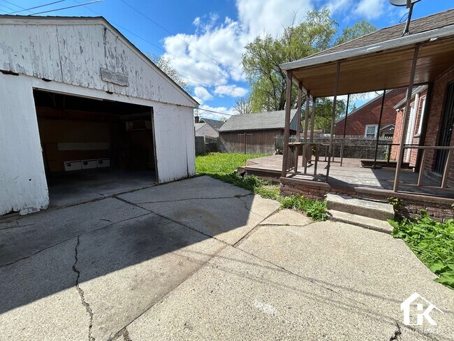 Building Photo - 5915 Farmbrook St