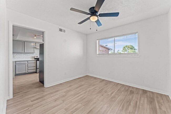 Building Photo - 13930 New Village Ln