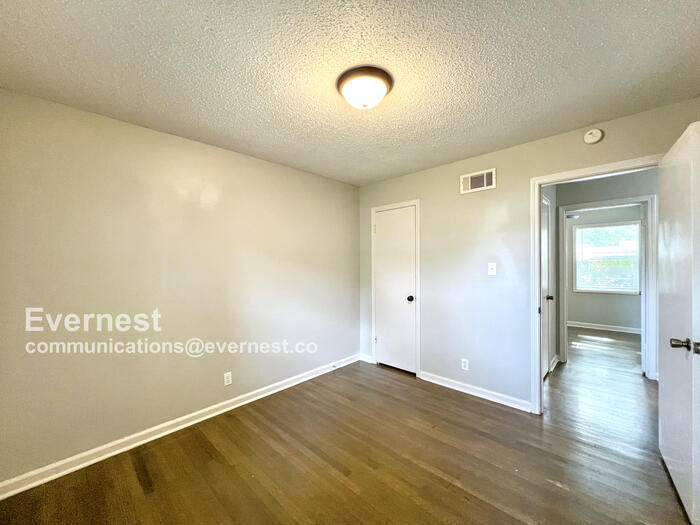 Building Photo - 8549 Southaven Cir W
