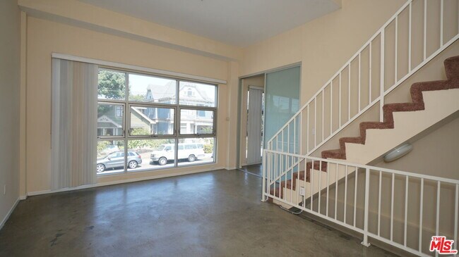 Building Photo - 922 W 23rd St