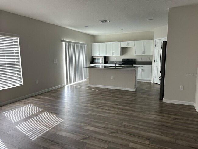 Building Photo - 1572 Ellesmere Ave