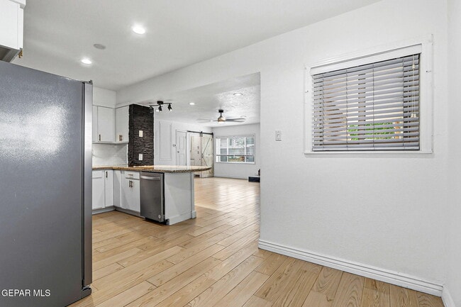 Building Photo - 513 Cardon St