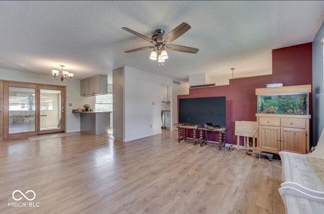 Building Photo - 3935 Mistletoe Dr