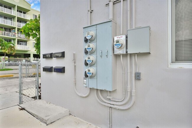 Building Photo - 600 NW 25th Ct