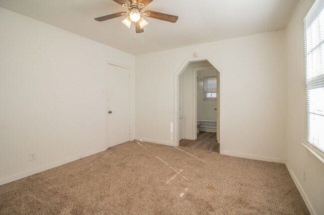 Building Photo - 2 bedroom Now Leasing