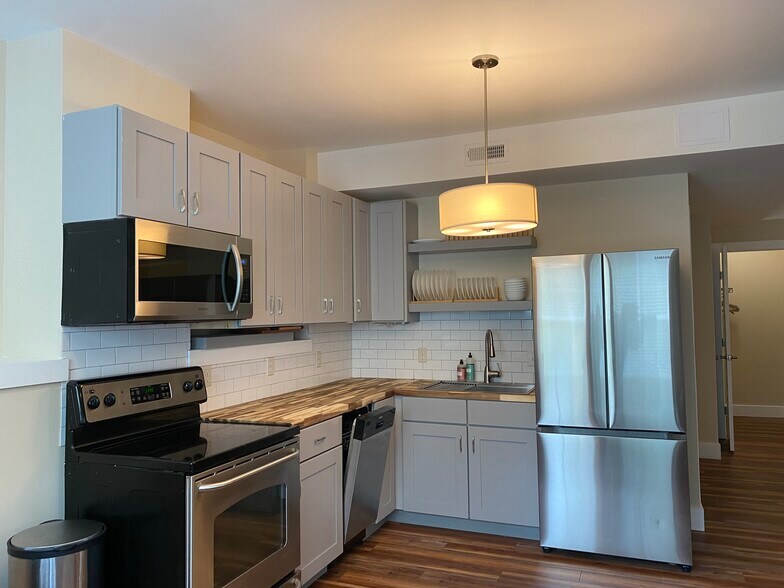 Building Photo - 1458 Avon St