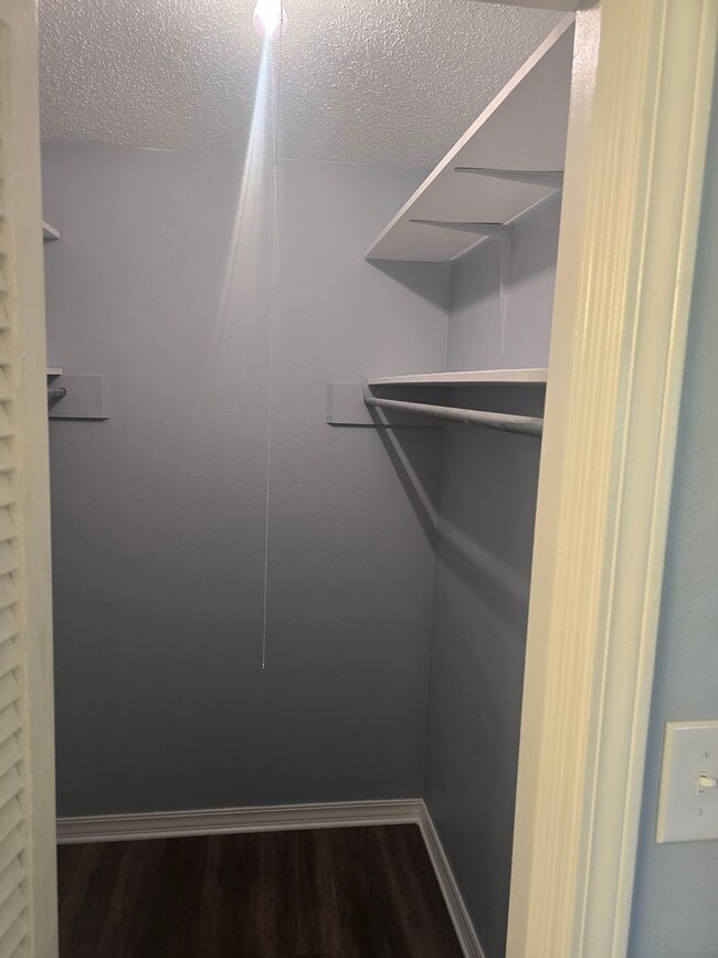 Building Photo - Refurbished - 3 bdrm 2 bath