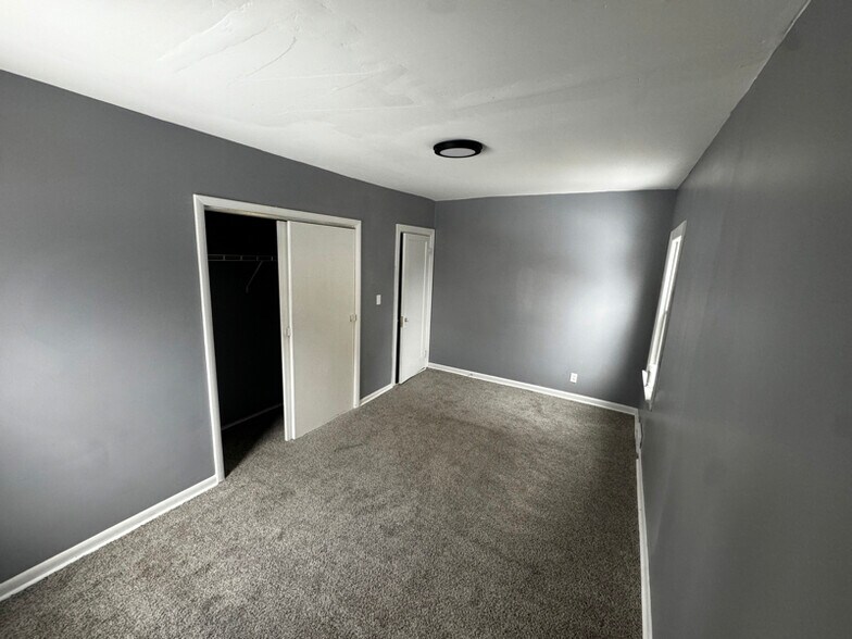 Building Photo - 2781 South Park Ave