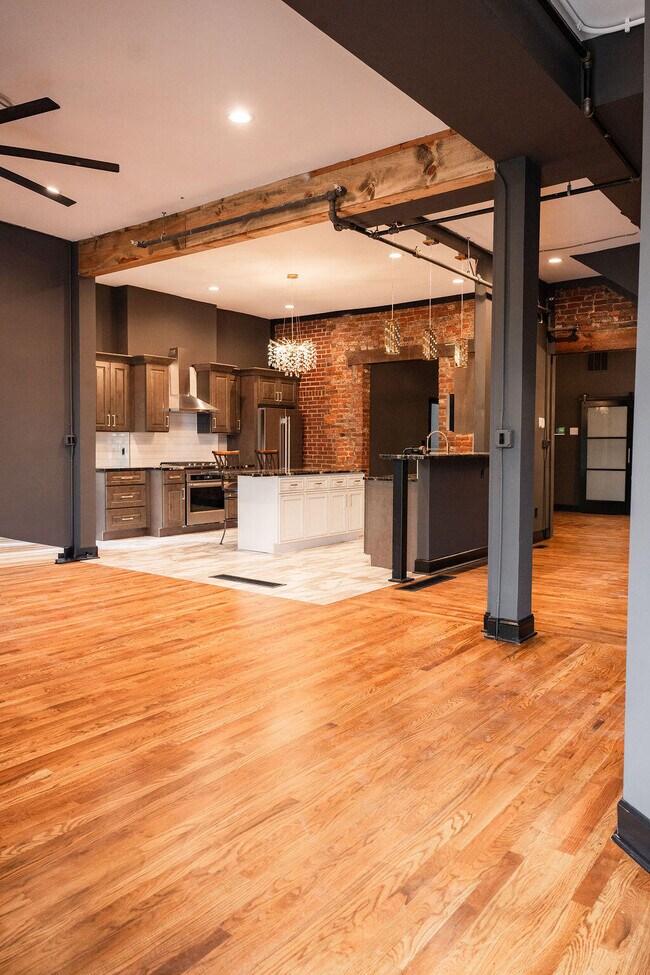 Building Photo - 275 S Limestone