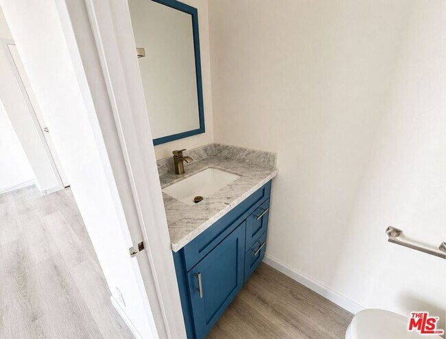 Building Photo - 100 S Doheny Dr