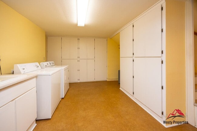 Building Photo - 3205 NE Davis St