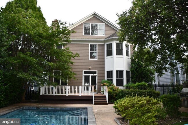 Building Photo - 5127 Cathedral Ave NW