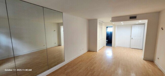Building Photo - Spacious 1 Bed + Den | 1.5 Bath Apartment ...