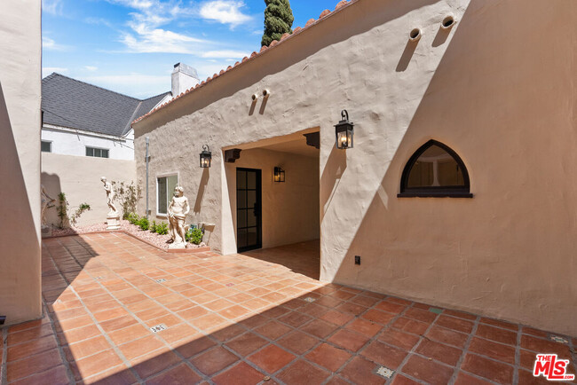 Building Photo - 1527 N Beverly Dr