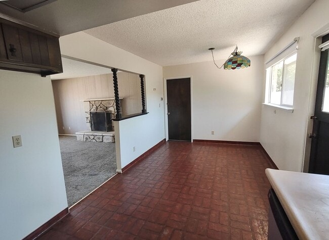 Building Photo - 3 bedroom, 2 bath home in the desirable be...