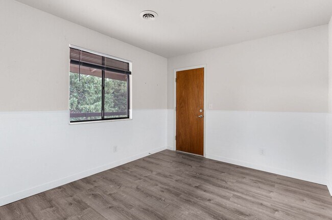 Building Photo - 6550 Delmonico Dr