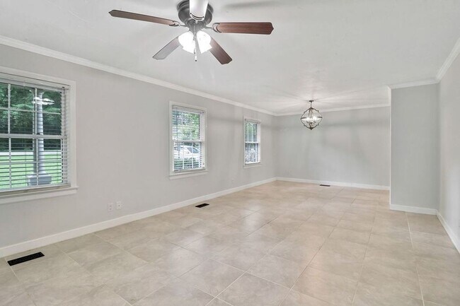 Building Photo - 212 Pinewood Dr