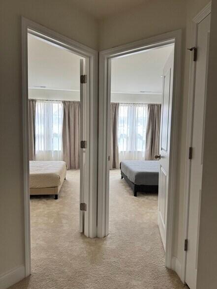 Building Photo - 327 Church St