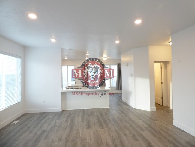 Building Photo - Great 3 Bd 2.5 Ba Townhome Rooftop Views