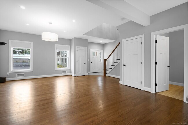 Building Photo - 204 Mountain Rd