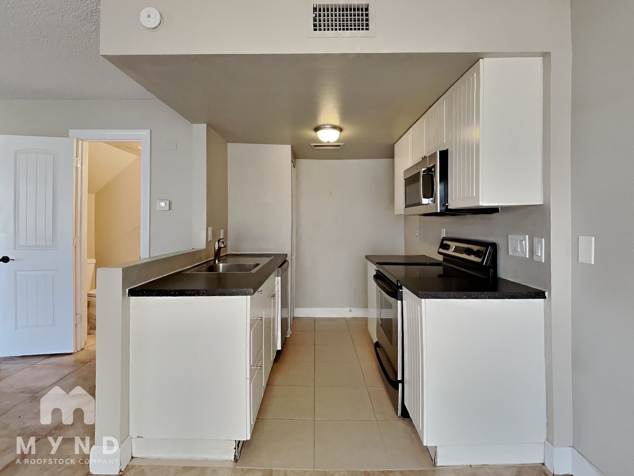 Building Photo - 2132 W Glenrosa Ave